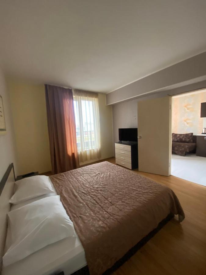 וארנה Apartments Danita & Restaurant&Pool Bar מראה חיצוני תמונה